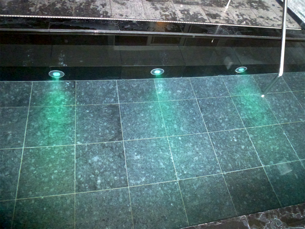 ビジネスホテルの浴槽　8W壁面埋込型水中照明　　緑